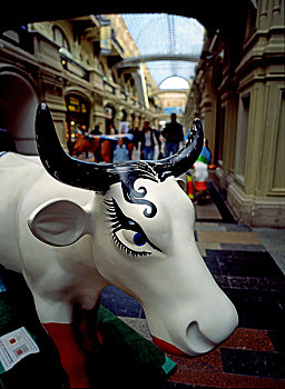 俄罗斯上贸易行,国家百货商场前的牛