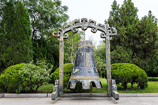 中国河南省开封铁塔公园铁铸大钟