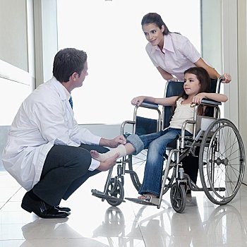 两个,医生,病人,坐,轮椅