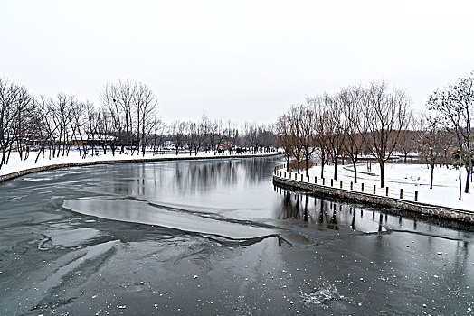 公园里结冰的河面