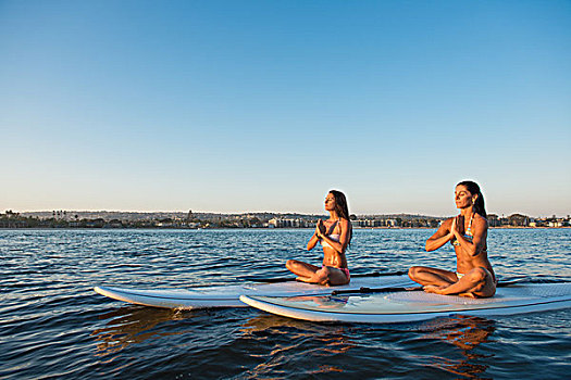 两个女人,盘腿坐,湾,圣地亚哥,加利福尼亚,美国
