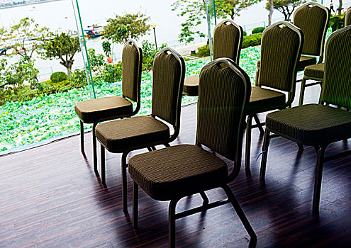许多,椅子,会议室,木地板
