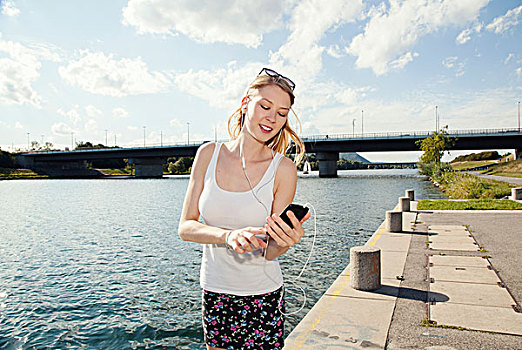 美女,发短信,智能手机,多瑙河,岛屿,河边,维也纳,奥地利
