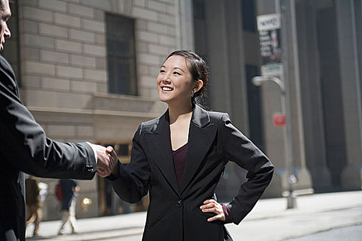 职业女性,握手,商务人士,城市街道