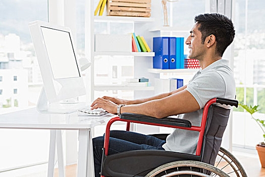 年轻,商务人士,轮椅,看,用电脑,显示屏,办公室