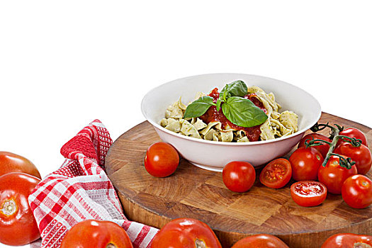 意大利细面条,意大利面,西红柿,蒜,餐巾,布,白色背景