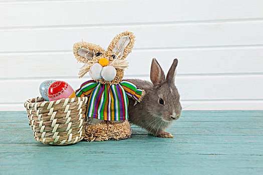复活节彩蛋,柳条篮,复活节兔子,玩具,木质背景