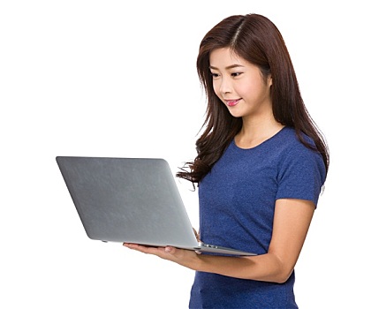 亚洲女性,看,笔记本电脑