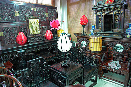 北京潘家园旧货市场内的老式家具店