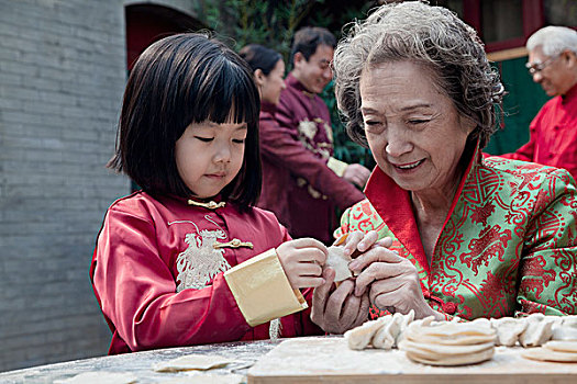 祖母,孙女,制作,饺子,传统服装