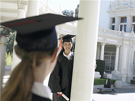 大学生,学士服,学士帽,拿着,证书,微笑,背景聚焦