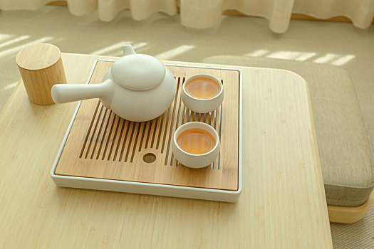 两杯热茶喝一个茶壶放在靠窗子的木桌上