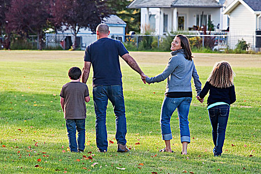 家庭,走,一起,公园,母亲,微笑,艾伯塔省,加拿大