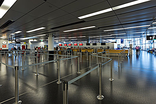 維也納機場的跡象在奧地利機場大廳內的旅客