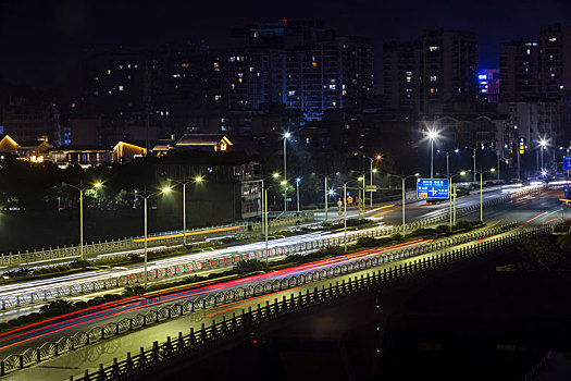 桂林市漓江桥上的城市风光夜景