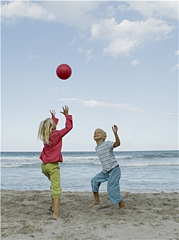 男孩,女孩,玩,球,海滩