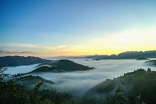 重庆酉阳,雨后白雾满山岗