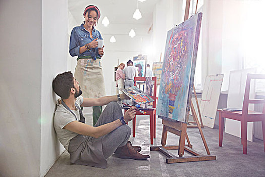 艺术家,喝咖啡,绘画,画架,美术课,工作室