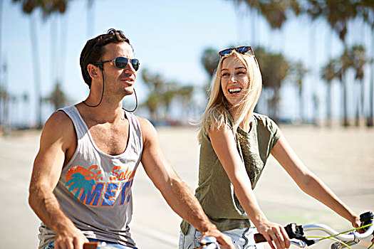 情侣,骑自行车,威尼斯海滩,洛杉矶,加利福尼亚,美国