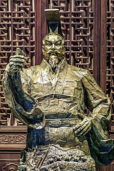中国山西省临汾市华门景区内汉武帝铜塑像