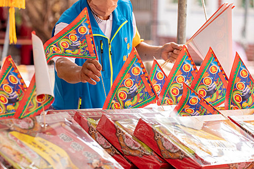 中国鬼节中元普渡丰盛的祭祀品及人们