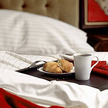 床上早餐,牛角面包,咖啡,托盘,床