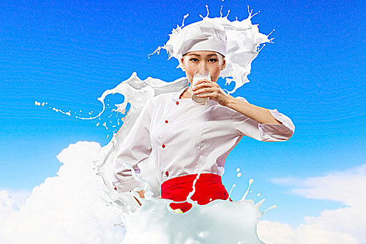 亚洲女性,烹饪,牛奶,红色,围裙,彩色背景,喝