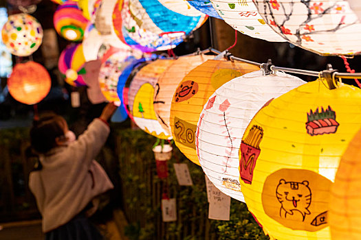 中国传统节日元宵节,多姿多彩的灯笼下赏灯的人群