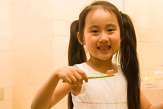 小女孩在刷牙