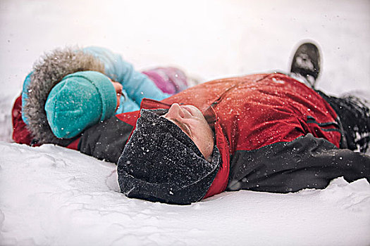 父亲,女儿,戴着,针织帽,躺着,后背,雪中