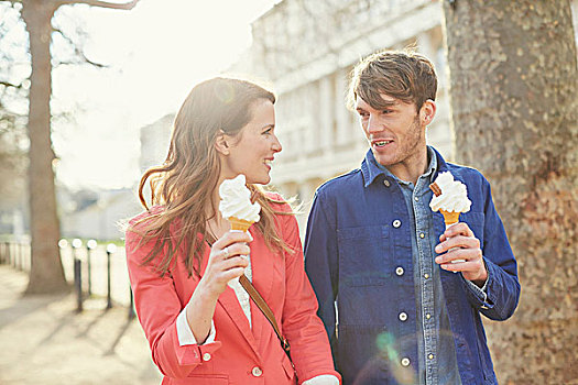 情侣,吃,冰激凌蛋卷,漫步,街道,伦敦,英国