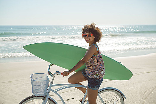女人,拿着,冲浪板,自行车,海滩
