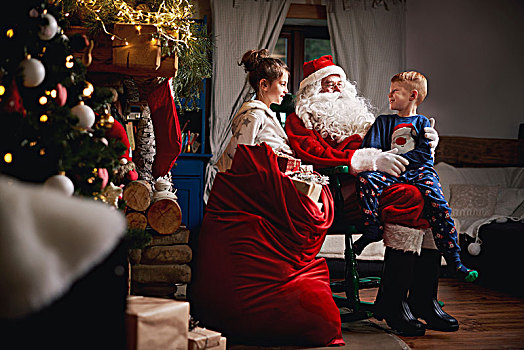 女孩,男孩,坐,圣诞老人,袋,满,礼物,旁侧