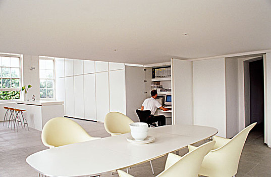 白色,餐桌,厨房,区域,一个,男人,工作,电脑,柜橱