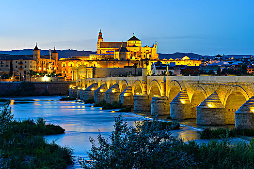 罗马桥,上方,瓜达尔基维尔河,背影,大教堂,科多巴省,安达卢西亚,西班牙,欧洲