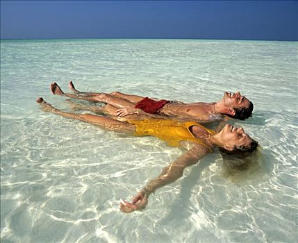 年轻,情侣,放松,浅水,海滩,马尔代夫,印度洋