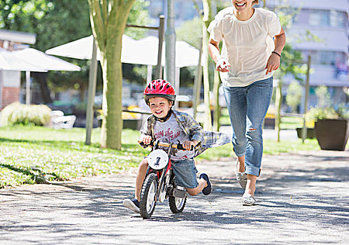 母亲,追逐,儿子,骑自行车,头盔,晴朗,公园