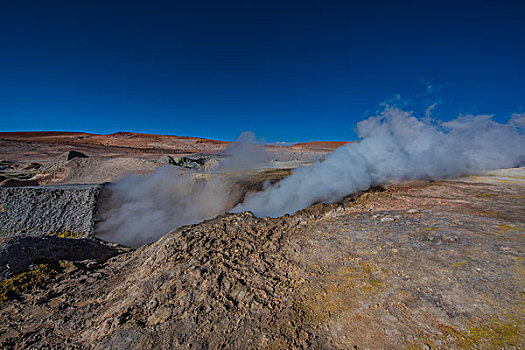 玻利维亚乌尤尼山区地热温泉