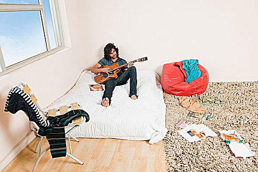 俯拍,一个,男人,演奏,吉他,卧室