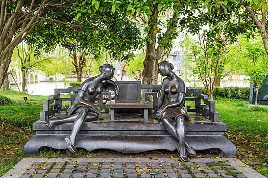 中国江苏省苏州市金鸡湖李公堤两个女人下棋雕塑