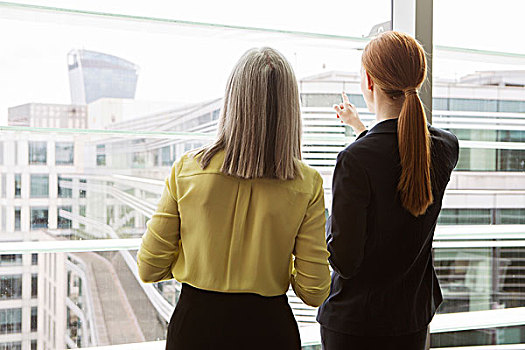 职业女性,站立,窗户,办公室,伦敦,英国