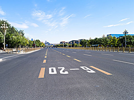 北京长安街笔直宽广的道路