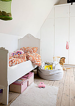 白色,床,豆袋椅,木地板,正面,合适,衣柜