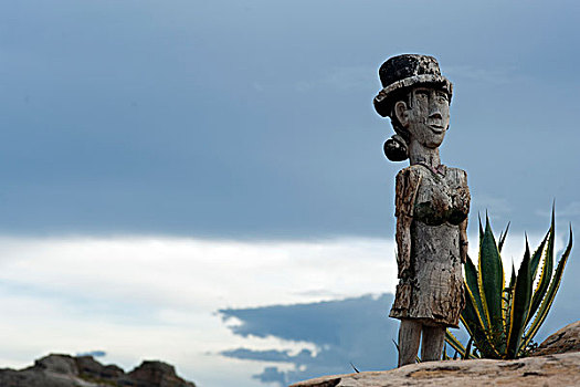 madagascar,national,park,of,isalo,relais,de,la,reine,hotel,statue,overlooking,vegetation,and,rock,formation,sandstone,massif