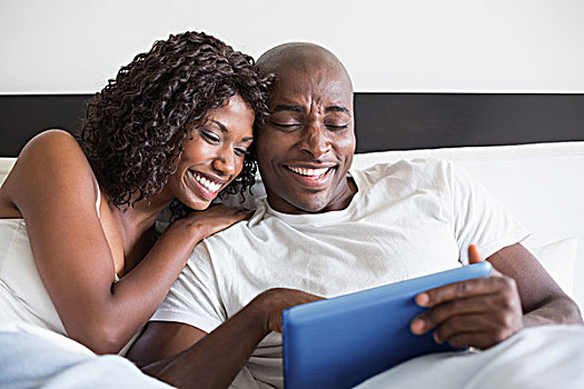 幸福伴侣,搂抱,床上,平板电脑