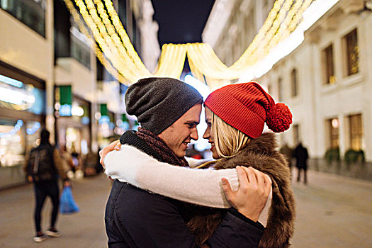 浪漫,年轻,情侣,搂抱,街上,圣诞节,伦敦,英国