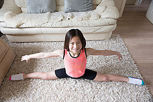 女孩,练习,体操,客厅,地毯