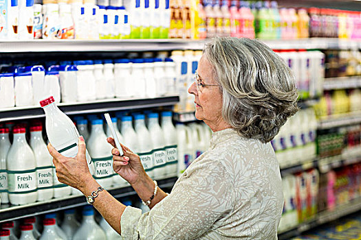 老年,女人,照相,奶瓶,超市