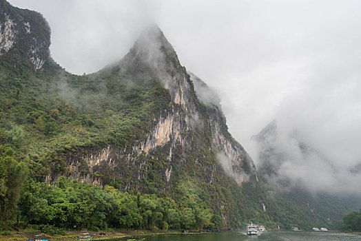 烟雨中的中国桂林漓江山水风光