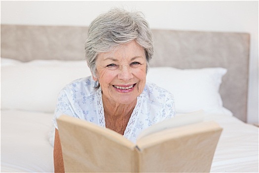 高兴,老年,女人,读,故事书